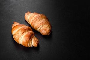 croissant francesi freschi e deliziosi con una tazza di caffè profumato foto