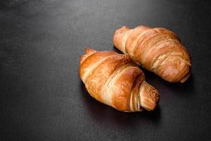 croissant francesi freschi e deliziosi con una tazza di caffè profumato foto