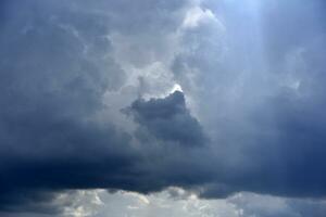 nuvole temporalesche nel il sera cielo. cumulativo nuvole nel un' tempesta. foto