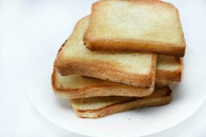 fritte crostini su un' bianca piatto. al forno pane per panini. vegano cibo. foto