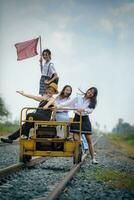 asiatico donna famiglia felicità su treni traccia veicolo foto