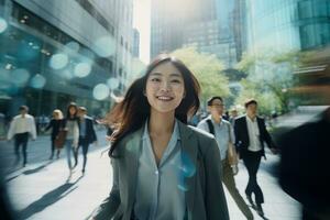 bellissimo donna d'affari a piedi nel moderno città, asiatico donna passeggiate su un' affollato pedone strada, attività commerciale manager circondato di sfocatura persone su occupato strada. foto