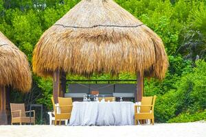 palapa paglia tetti palme ombrelloni sole lettini spiaggia ricorrere Messico. foto