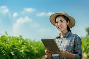 ritratto di femmina contadino utilizzando tavoletta nel il azienda agricola, osserva e dai un'occhiata crescita impianti, agricoltura inteligente agricoltura concetto foto