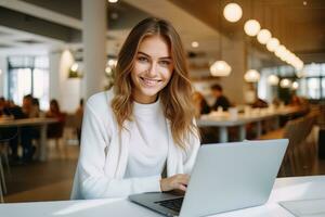 ritratto di bellissimo europeo femmina alunno apprendimento in linea nel caffè negozio, giovane donna studi con il computer portatile nel bar, fare compiti a casa foto