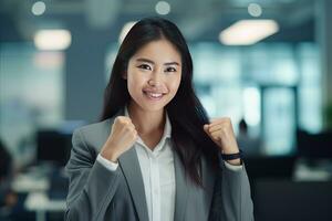 asiatico donna d'affari mostrando un' combattente posa, bellissimo manager gesti raccolta pugni nel moderno ufficio, femmina imprenditore lotte un' problema, celebrare successo e raggiungimento obiettivi foto