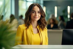 ritratto di sorridente addetto alla reception femmina saluto cliente, contento attività commerciale donna ricezione nel moderno ufficio foto