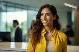 ritratto di sorridente addetto alla reception femmina saluto cliente, contento attività commerciale donna ricezione nel moderno ufficio foto