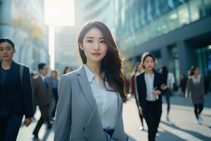 bellissimo donna d'affari a piedi nel moderno città, asiatico donna passeggiate su un' affollato pedone strada, attività commerciale manager circondato di sfocatura persone su occupato strada. foto