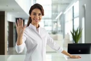 ritratto di sorridente addetto alla reception femmina saluto cliente, contento attività commerciale donna ricezione nel moderno ufficio foto