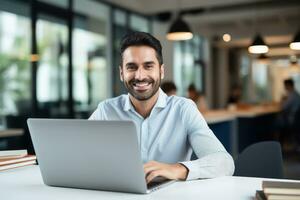 bello latino uomo d'affari Lavorando con computer, maschio manager lavori nel moderno ufficio, analisi dati statistica e attività commerciale pianificazione. foto