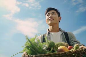asiatico maschio contadino con cestino di fresco la verdura, presentazione biologico la verdura, salutare cibo foto