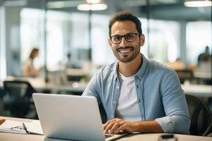 bello latino uomo d'affari Lavorando con computer, maschio manager lavori nel moderno ufficio, analisi dati statistica e attività commerciale pianificazione. foto