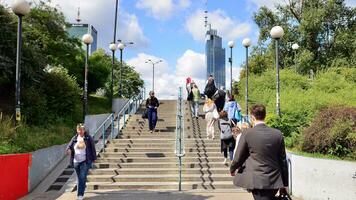 varsavia, Polonia. 9 agosto 2023. folla di persone su patelnia quadrato.il colloquiale nome di il piazza nel centrum varsavia. Visualizza di un' città strada con residenti, turisti e edifici. foto