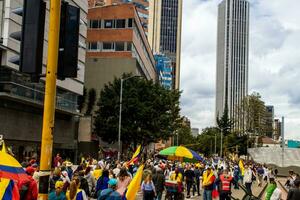 bogotà, Colombia, 16 agosto 2023. marzo chiede per gustavo petro incriminazione. tranquillo, calmo protesta marzo nel bogotà Colombia contro il governo di gustavo petro chiamato la marcha de la maioria. foto