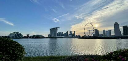 Singapore agosto 27 2023 panorama di marina baia, marina baia sabbia, Singapore volantino, giardino di il baia nel Singapore città orizzonte a tramonto cielo sera. foto