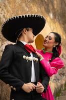 giovane ispanico donna e uomo nel indipendenza giorno o cinco de mayo parata o culturale Festival foto