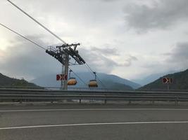 strada di montagna e funivia nelle montagne del Caucaso. sochi, russia foto