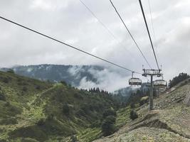 la funivia nelle montagne del caucaso. zona di sochi, roza khutor, russia foto