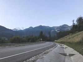 strada di montagna nelle montagne del Caucaso. sochi, russia foto