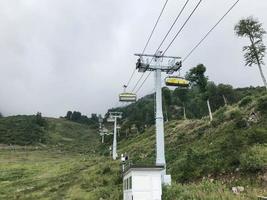 la funivia nelle montagne del caucaso. vista dal basso. zona di sochi, roza khutor, russia foto