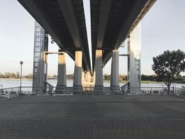 Big Beton Bridge nella città di Rostov am Don. vista dal basso foto