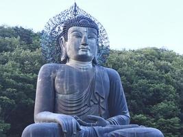 grande statua del buddha al parco nazionale di seoraksan, corea del sud foto