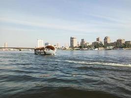 barca sul fiume nilo nella città del cairo, egitto foto