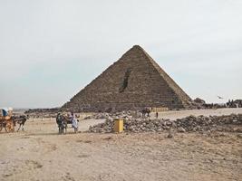 una vista della grande piramide di Giza, in Egitto foto