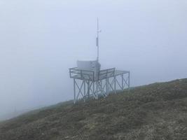 montagne del caucaso avvolte nelle nuvole a roza khutor, russia foto