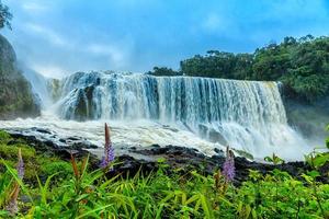 la potente cascata di sae pong lai nel sud del laos. foto