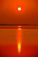 fiume a tramonto paesaggio, natura tramonto bellissimo foto