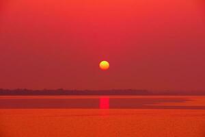 fiume a tramonto paesaggio, natura tramonto bellissimo foto