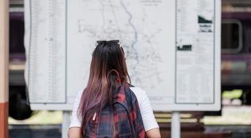 una donna che guarda la mappa foto