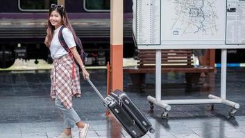 turista alla stazione ferroviaria foto