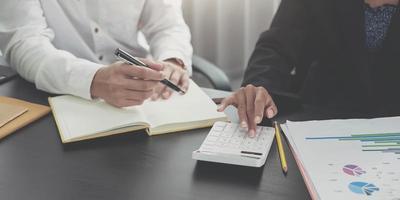 persone che lavorano in ufficio, primo piano foto