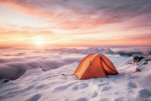 arancia campeggio tenda sta su un' nevoso alto montagna a Alba o tramonto foto