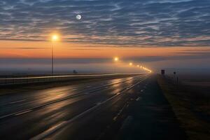 Visualizza di un' curvo notte autostrada illuminato di arancia luci nel i campi sotto il Luna nel il nuvole foto