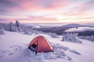 tenda nel nevoso montagne su nebbioso Alba sfondo foto