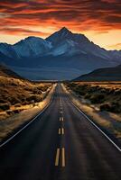 verticale Visualizza di il pittoresco panorama di il autostrada con montagne contro il fondale di tramonto foto