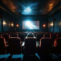 cinema posti a sedere con riflettore e vuoto schermo foto