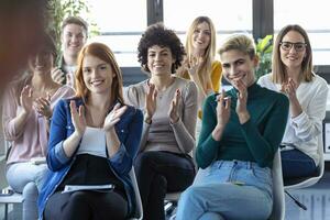 donne d'affari battimani mani durante un' formazione foto