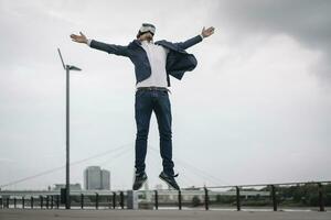 uomo d'affari indossare vr bicchieri salto nel il città foto