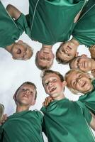 contento giovane calcio Giocatori huddling foto