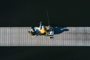 famiglia seduta su molo, pesca nel autunm foto