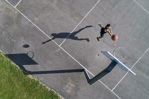 aereo Visualizza di giovane uomo giocando pallacanestro foto