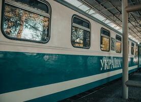 vicino su treno su il stazione concetto foto. passeggeri veicolo. foto