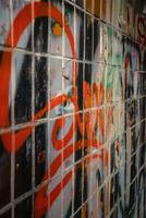 colorato graffiti dipinti su vecchio mattone parete concetto foto