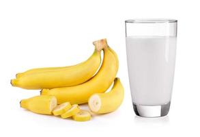 bicchiere di latte e banana isolato su sfondo bianco foto