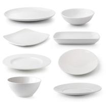 Piatto e ciotola in ceramica bianca isolati su sfondo bianco foto